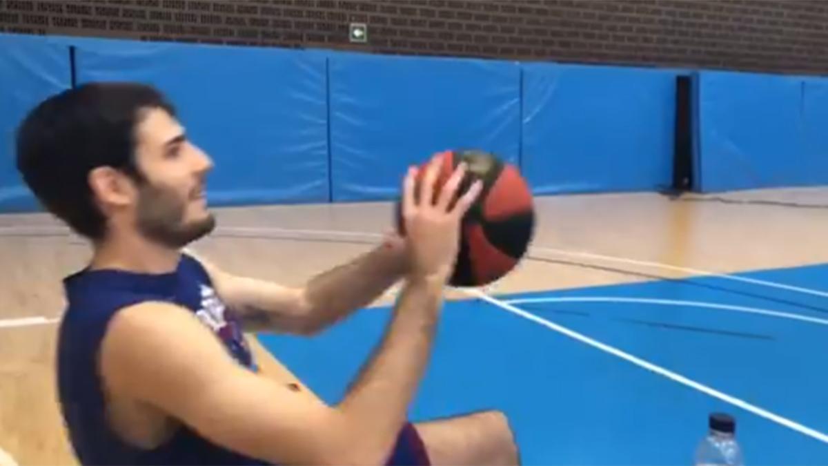 Para Álex Abrines no hay tiro imposible... ¡Incluso sentado hace maravillas como esta!