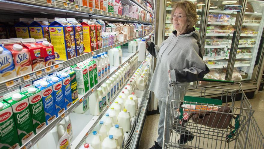 Una mujer compra en un supermercado estadounidense.