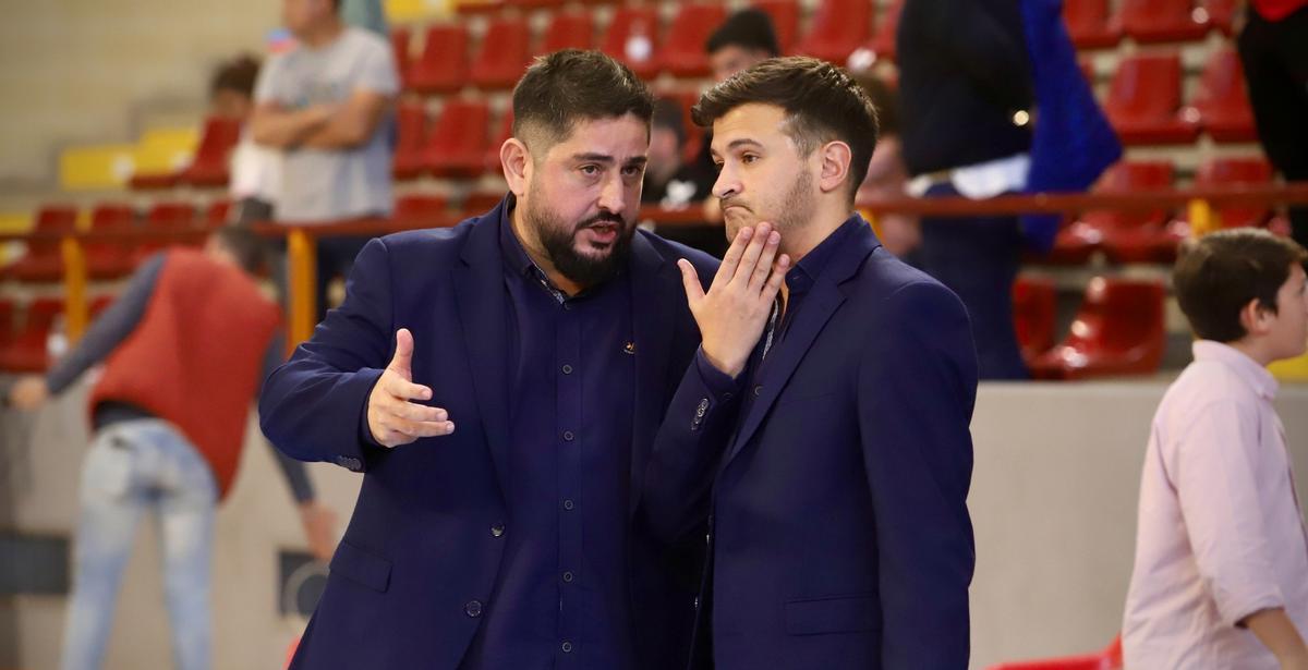 Josan González da instrucciones a Emanuel Santoro en la etapa del pontanés como entrenador del Córdoba Futsal.