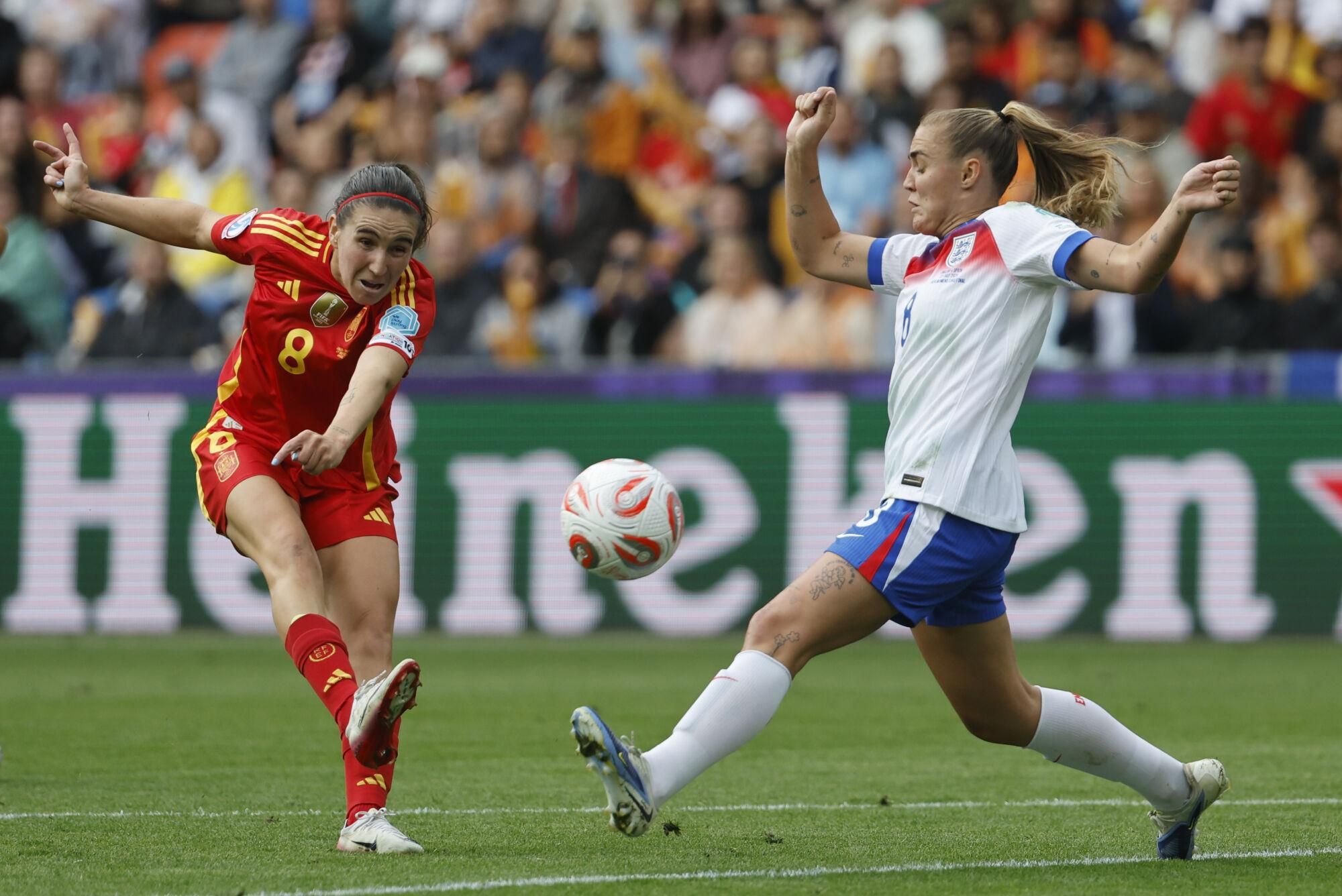 BASILEA (SUIZA), 27/07/2025.- La delantera española Mariona Caldentey (i) ante la centrocampista inglesa Georgia Stanway (d) durante la final de la Eurocopa Femenina 2025 que disputan este domingo España e Inglaterra el el St. Jakob Park de Basilea (Suiza). EFE/ Ana Escobar