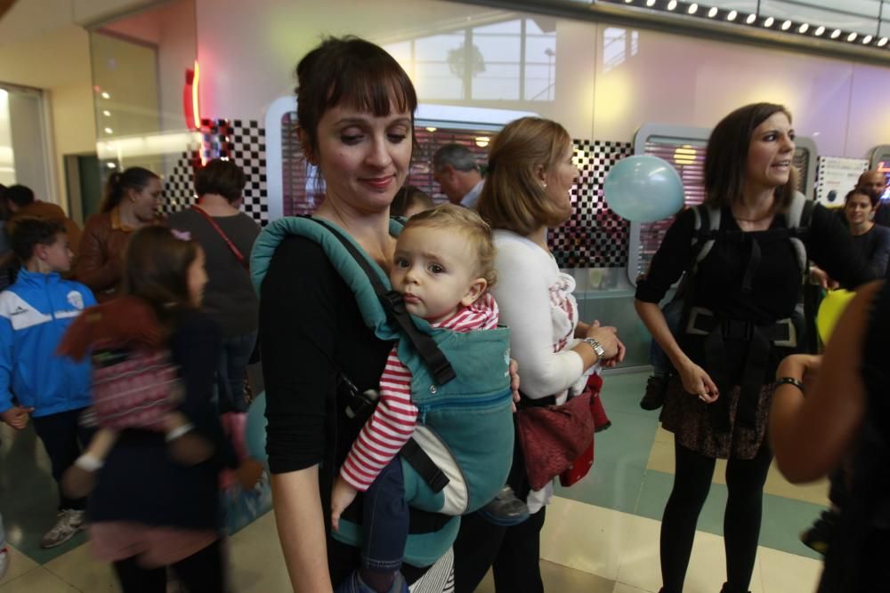 Madres y bebés unidos para reivindicar el porteo