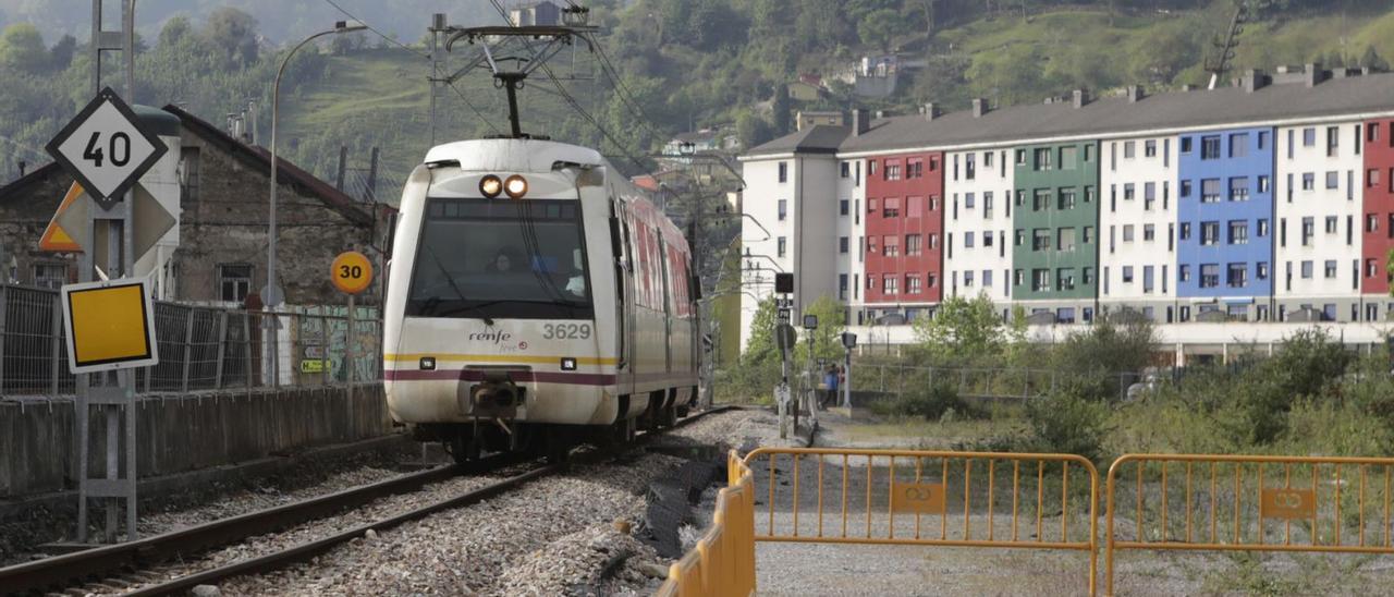 Un tren circula por la línea de Feve en La Felguera, en la zona donde está construido el túnel subterráneo. | Fernando Rodríguez