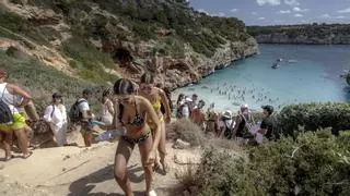 Una joven de 17 años, herida al tirarse al mar desde un acantilado de 30 metros en el Caló des Moro
