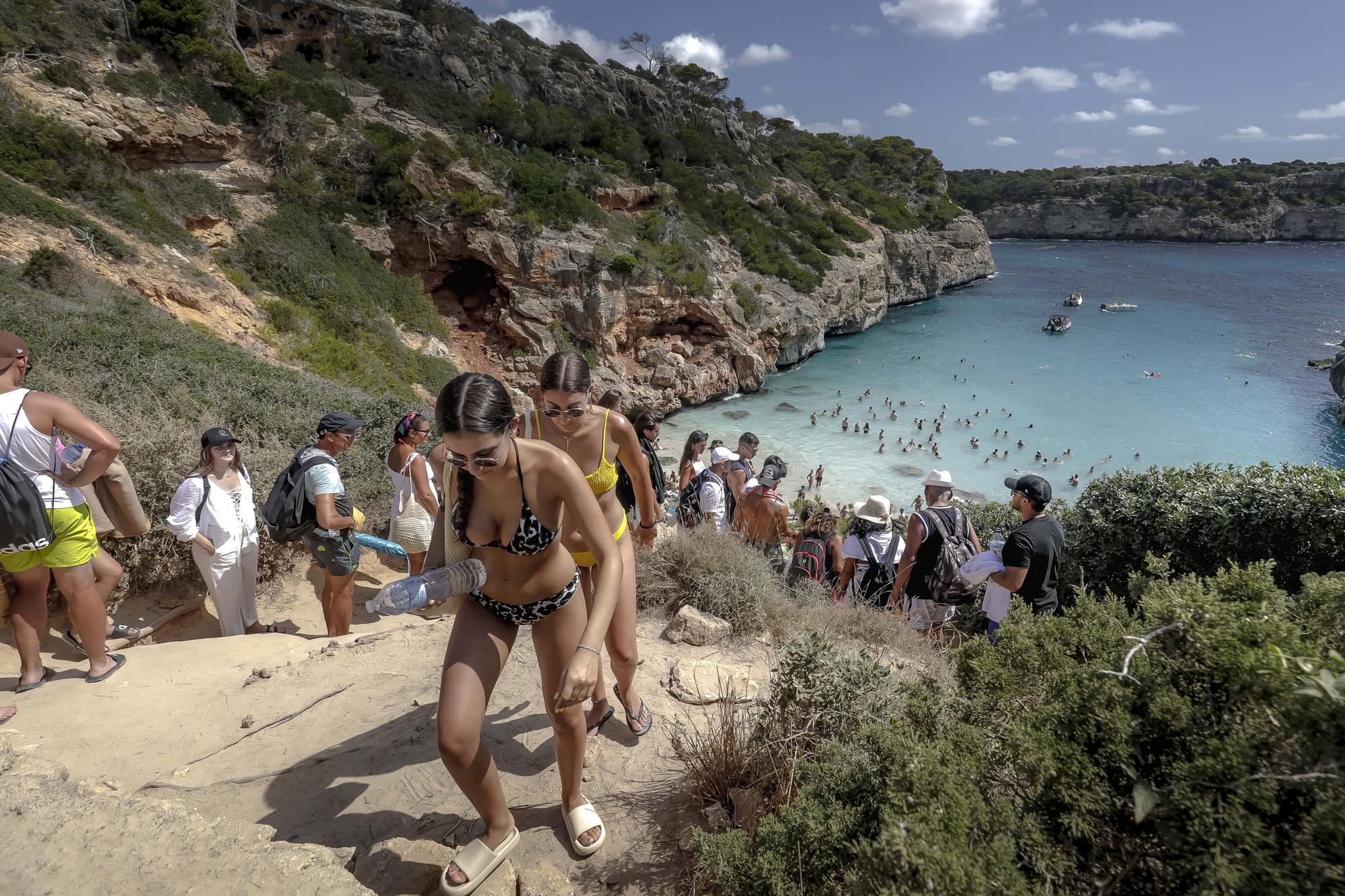 Fotos | El Caló des Moro, saturado de turistas