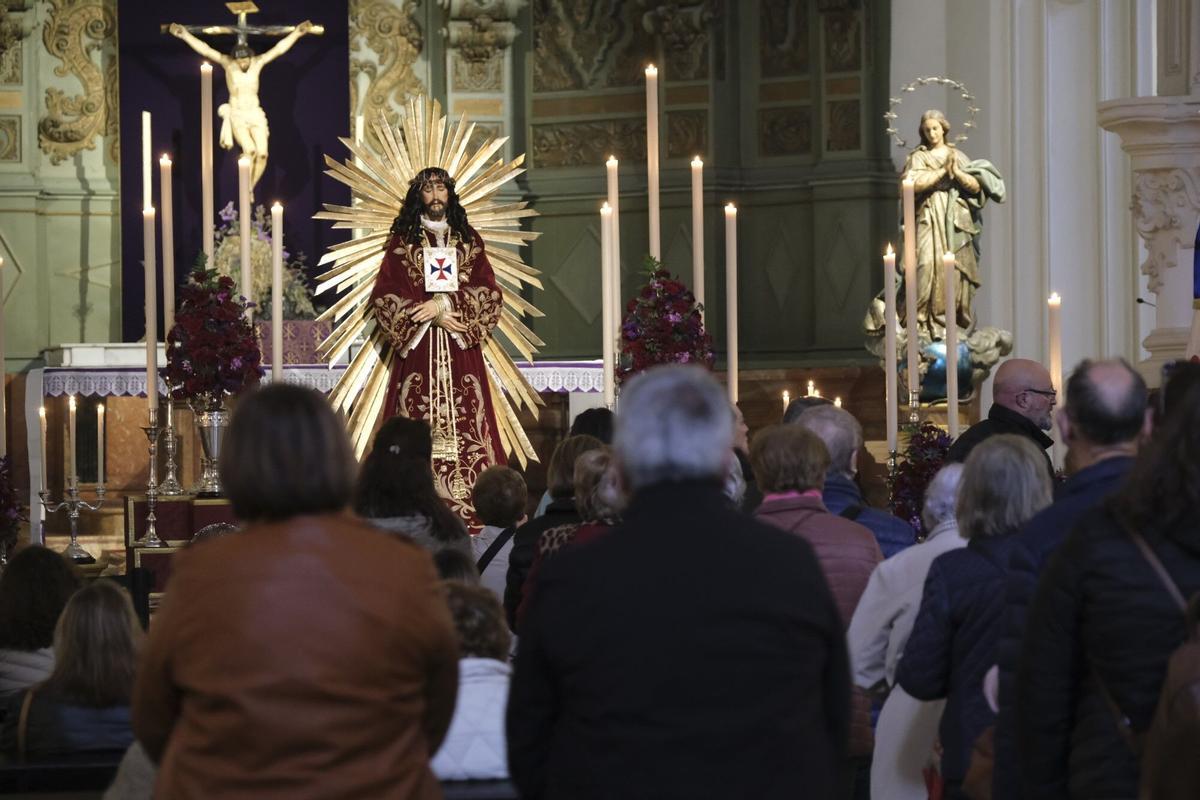 Colas para venerar al Cristo de Medinaceli en la iglesia de Santiago