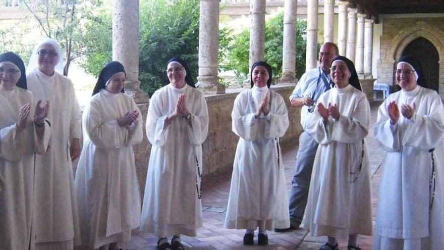 Religiosas del convento del Sancti Spíritus, durante la inauguración de una exposición.