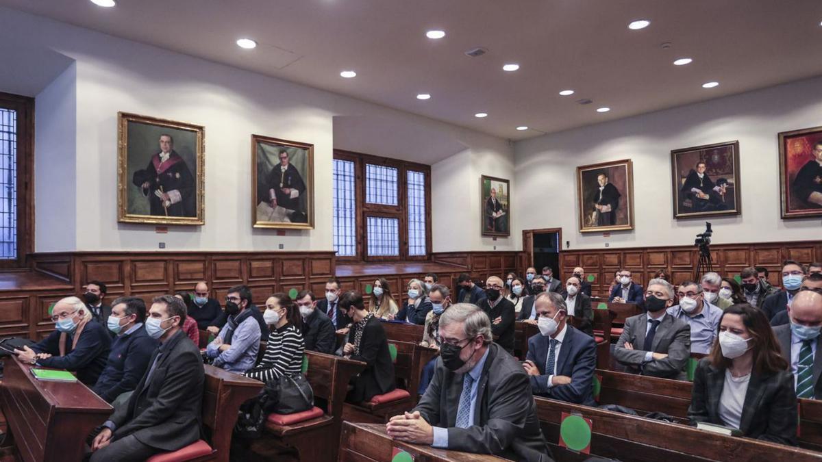 Asistentes a la mesa redonda celebrada ayer en el edificio histórico de la Universidad de Oviedo. | Irma Collín