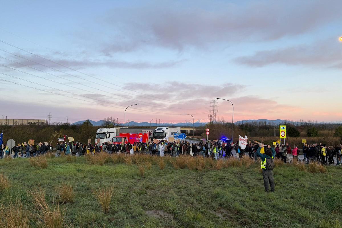 Les fotos del tall de l'N-II a Borrassà per part d'Uns 300 docents