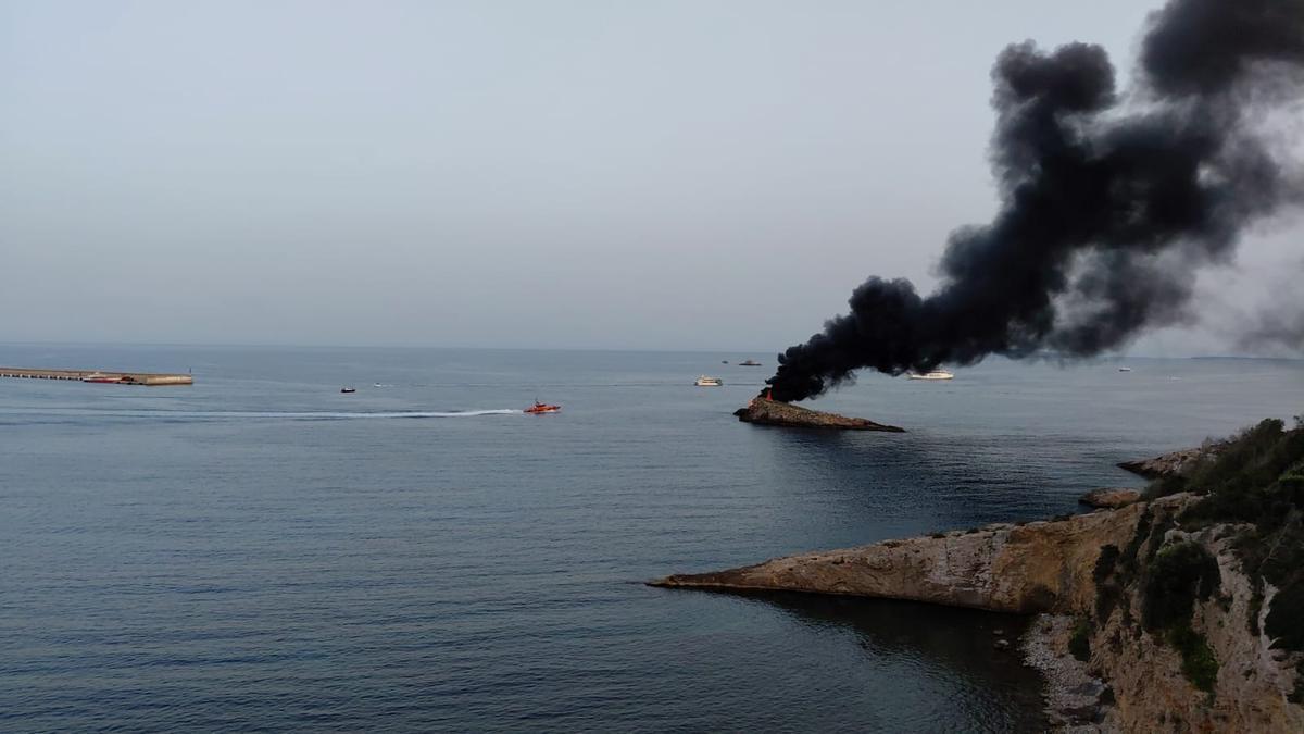 Incendio de una lancha cerca de s'Illa Negra, en el puerto de Ibiza.