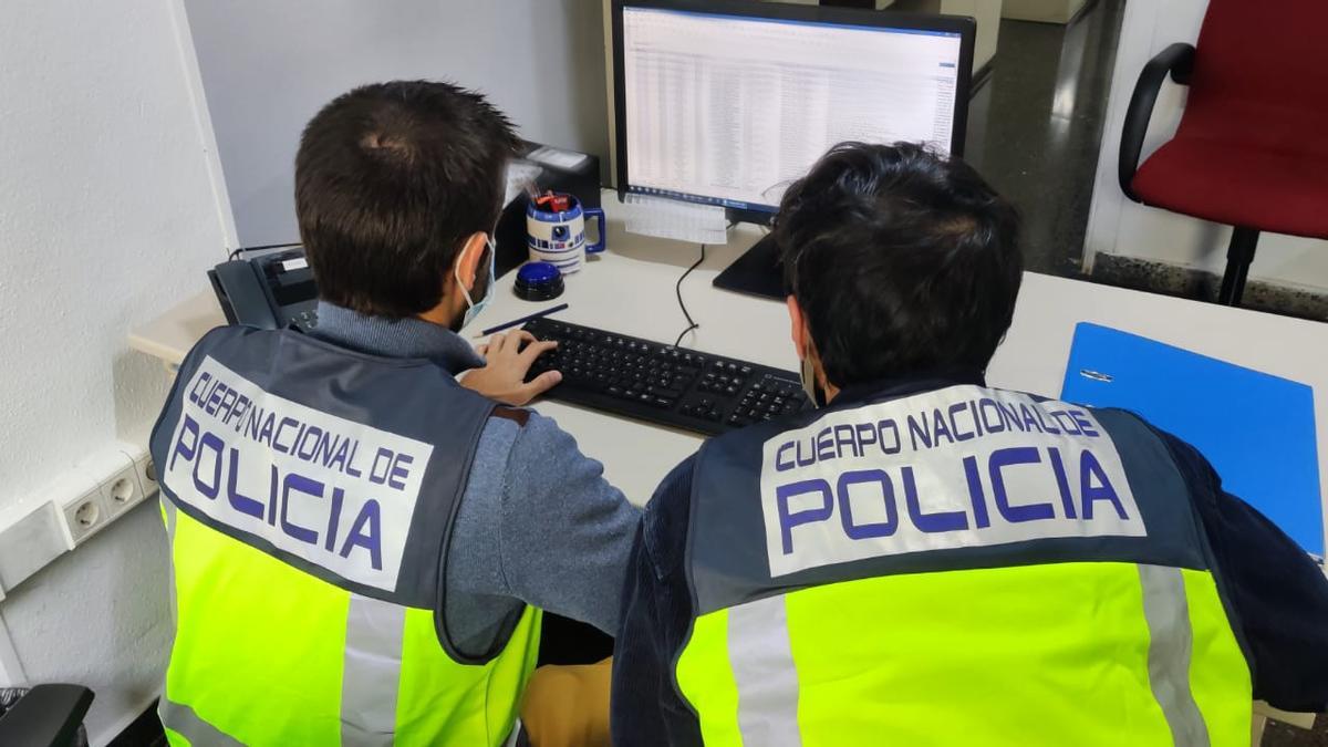 Agentes de la Policía Nacional durante una investigación.