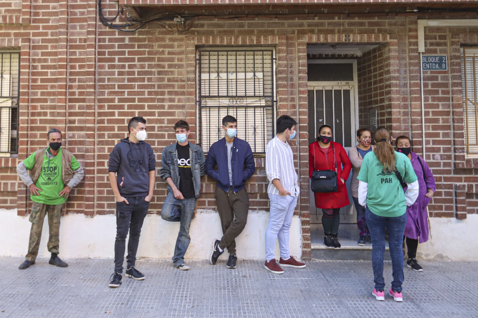 Paralizan el desahucio de tres familias residentes en el mismo edificio de Orihuela