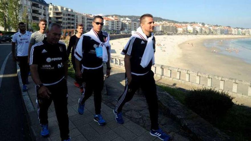 Los jugadores de la selección venezolana paseando ayer por Sanxenxo.