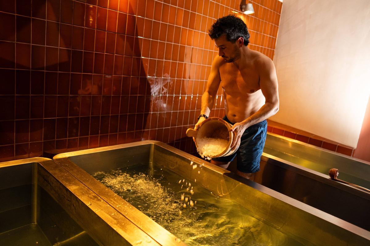 Barcelona. 03/03/2026 Sociedad. Retrato de Jake Wright y Enric Gabarró, fundadores de Ilo Studios, el primer estudio de “wellness social” de España, que combina sauna, baños de hielo y sesiones de respiración guiada. Foto: Zowy Voeten / El Periódico.