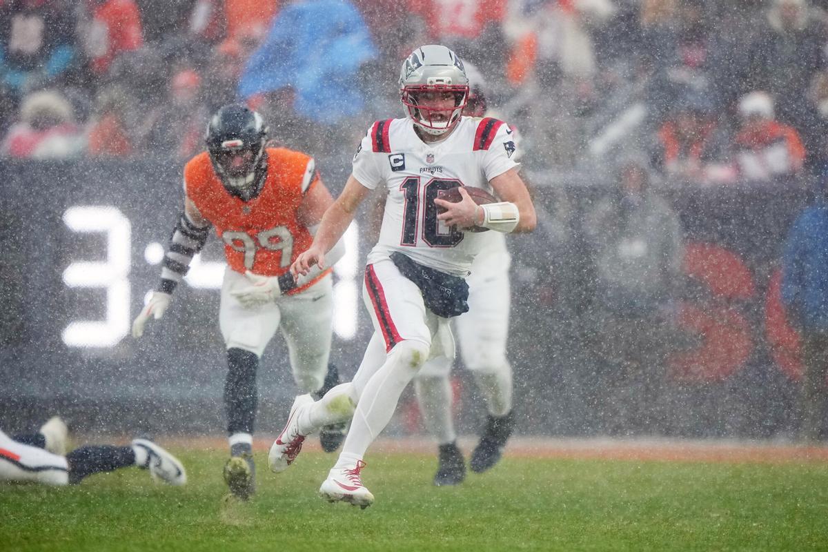 Drake Maye, quarterback de los New England Patriots, corre durante el partido del campeonato de la AFC, el pasado 25 de enero en Denver.