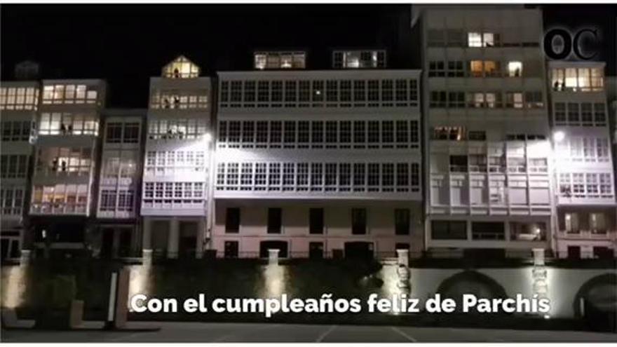 A Coruña canta el cumpleaños feliz a Amancio Ortega