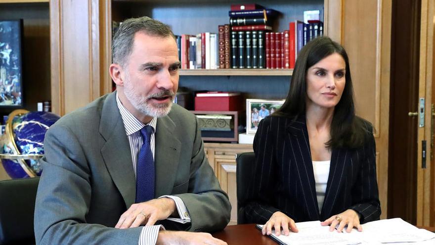 El Rey Felipe VI y a la Reina Letizia durante una videoconferencia.