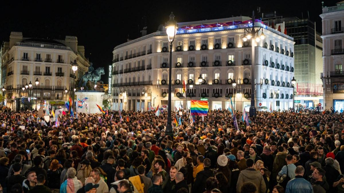 Los colectivos LGTBI rechazan las reformas de las leyes de igualdad: "Ayuso, Madrid no es solo para ti"