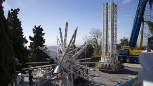 La torre de la varita, por ahora levantada en un tercio de la que será su altura, y al lado la estrella que la coronará