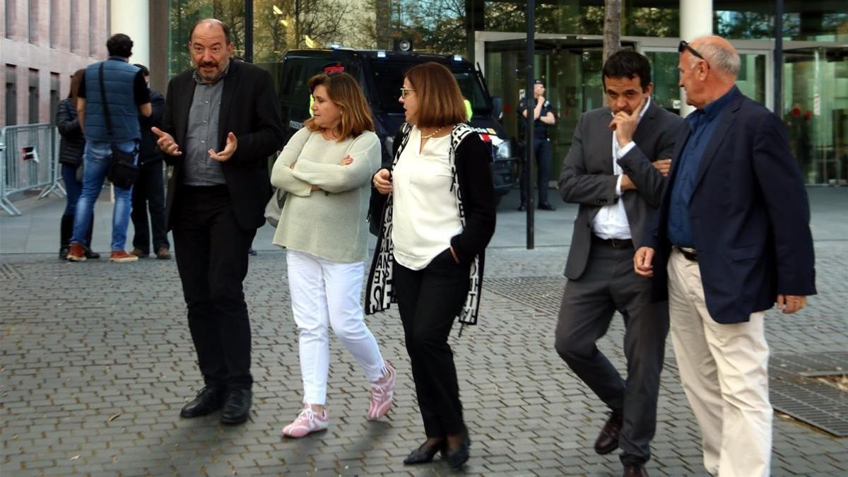 Llorach, en el centro de la imagen, acompañada por, entre otros, Sanchis y Patxot, a la salida de la Ciutat de la Justícia, este viernes.