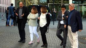 Llorach, en el centro de la imagen, acompañada por, entre otros, Sanchis y Patxot, a la salida de la Ciutat de la Justícia, el pasado 10 de mayo.