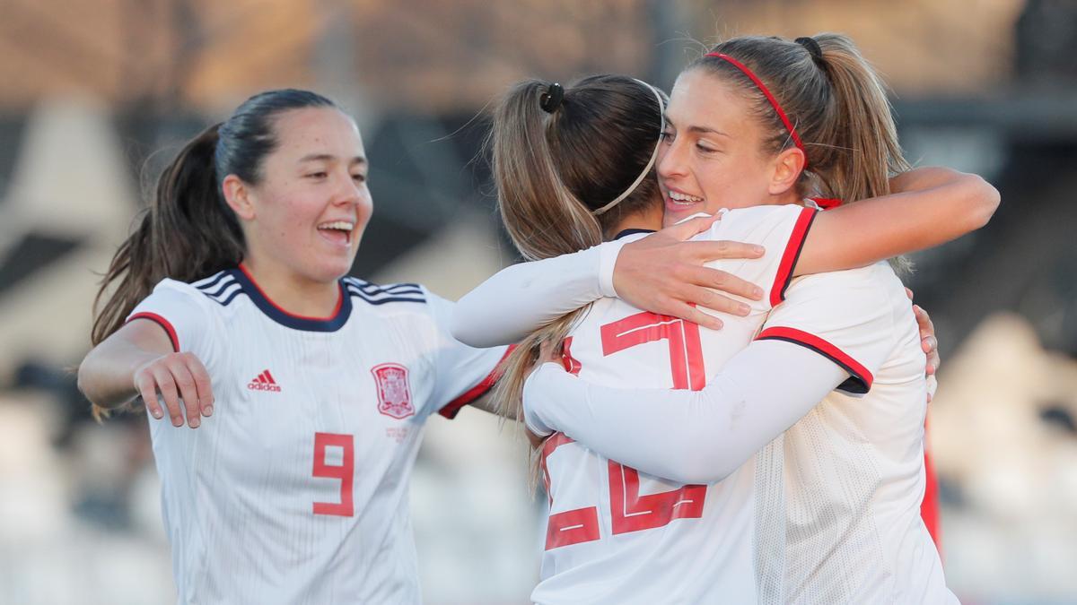 Las jugadores de la selección española femenina de fútbol celebra un gol ante Ucrania