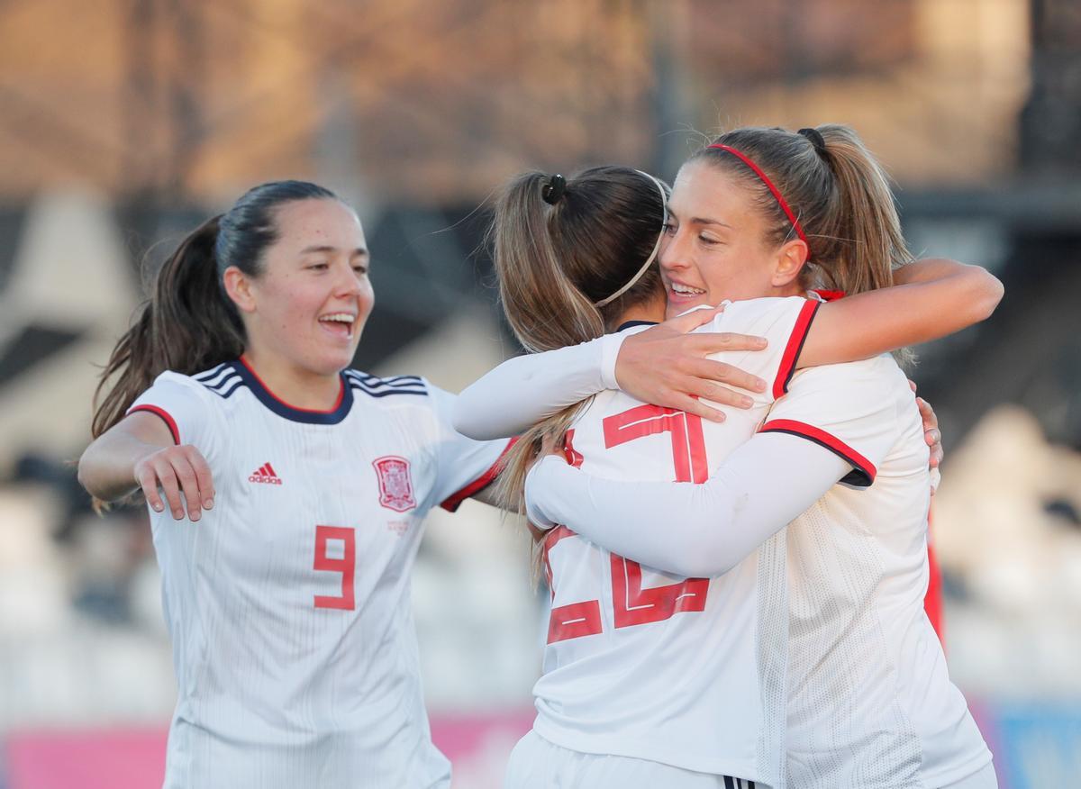 Las jugadores de la selección española femenina de fútbol celebra un gol ante Ucrania