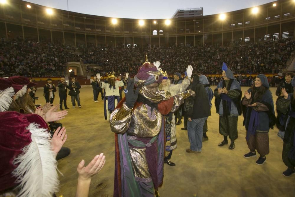 Sus Majestades llegan a la plaza de toros