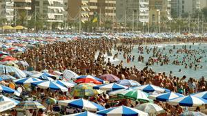 Turismo masivo en la playa de Benidorm