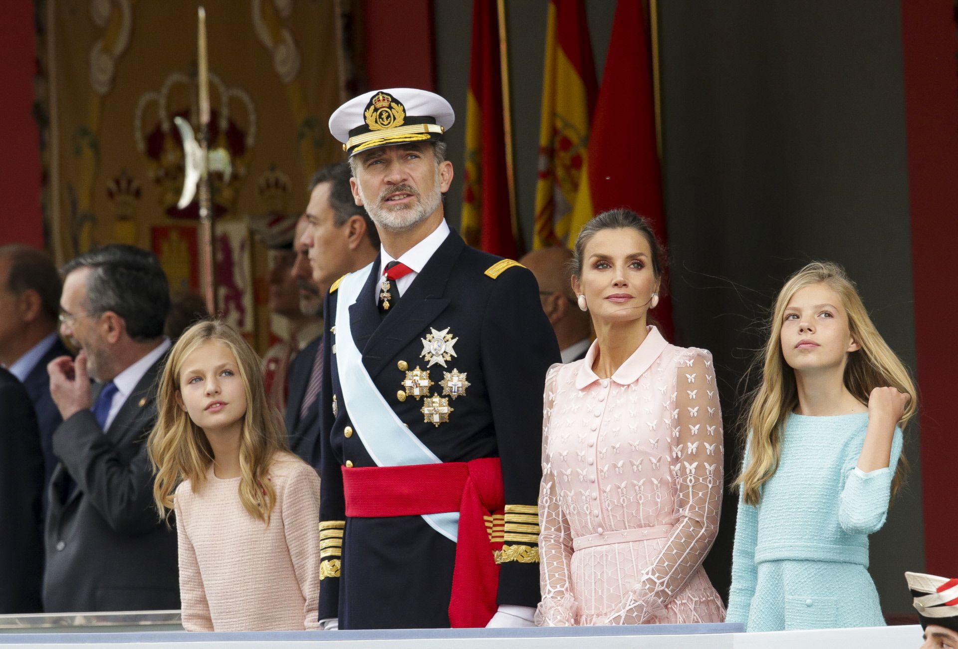 Los reyes y sus hijas en la tribuna real durante el desfile militar del Día de la Hispanidad de 2019