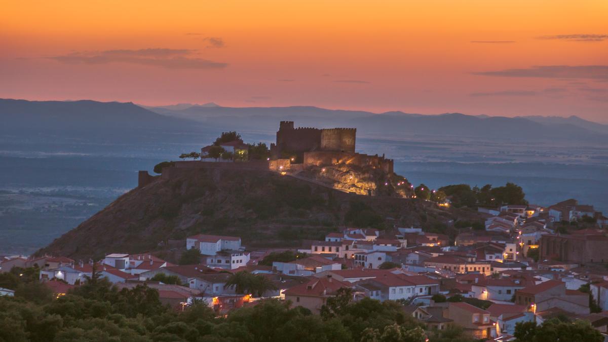 Panorámica de Montánchez y su imponente castillo.