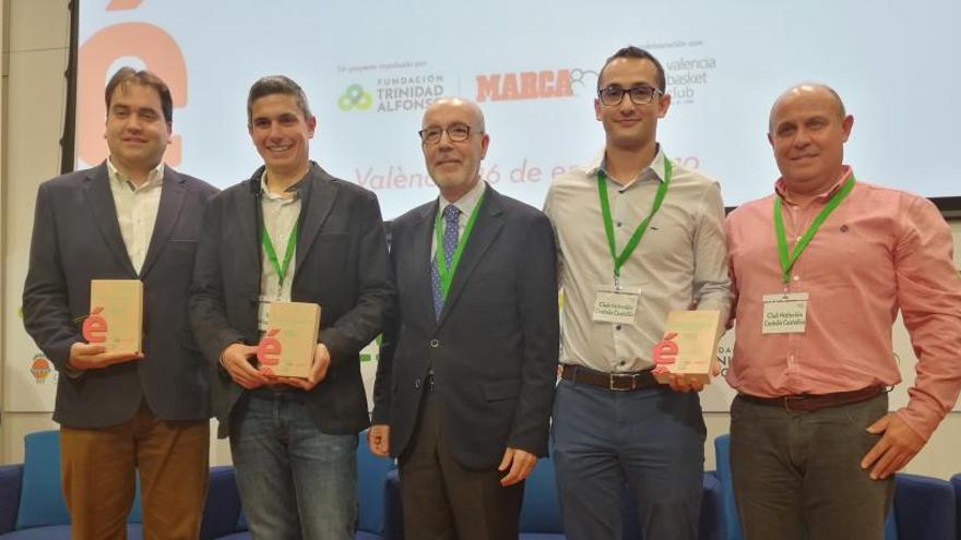 Martínez posa con los ganadores provinciales en València.