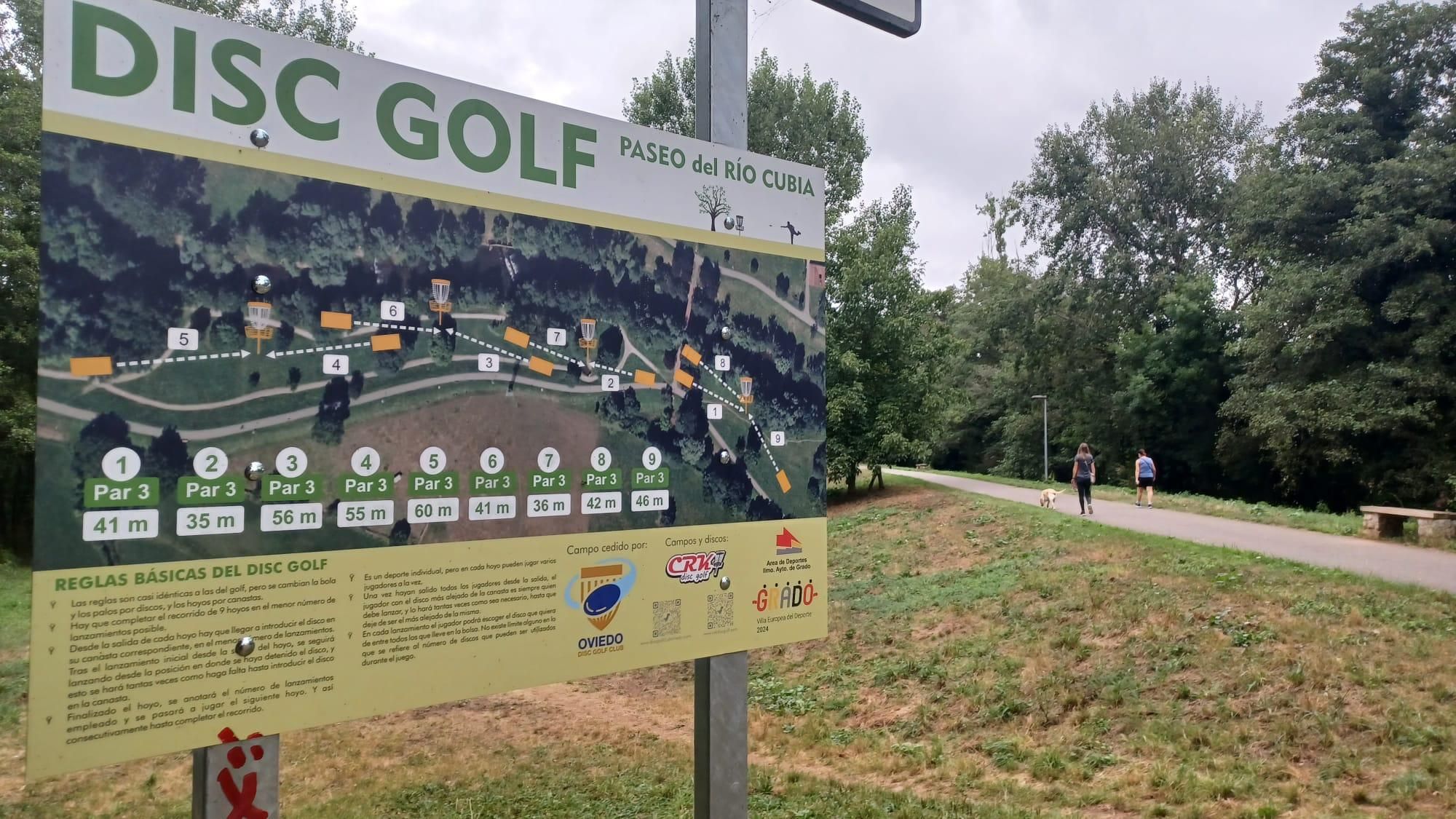 Lanza, avanza y encesta: así es el circuito de disc golf en el Paseo del Río Cubia de Grado