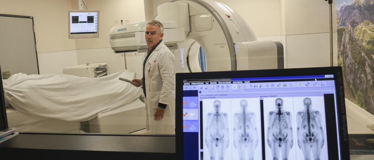 José Verdú, jefe de servicio de Medicina Nuclear del Hospital de Sant Joan, con una de las gammacámaras para diagnosticar a pacientes