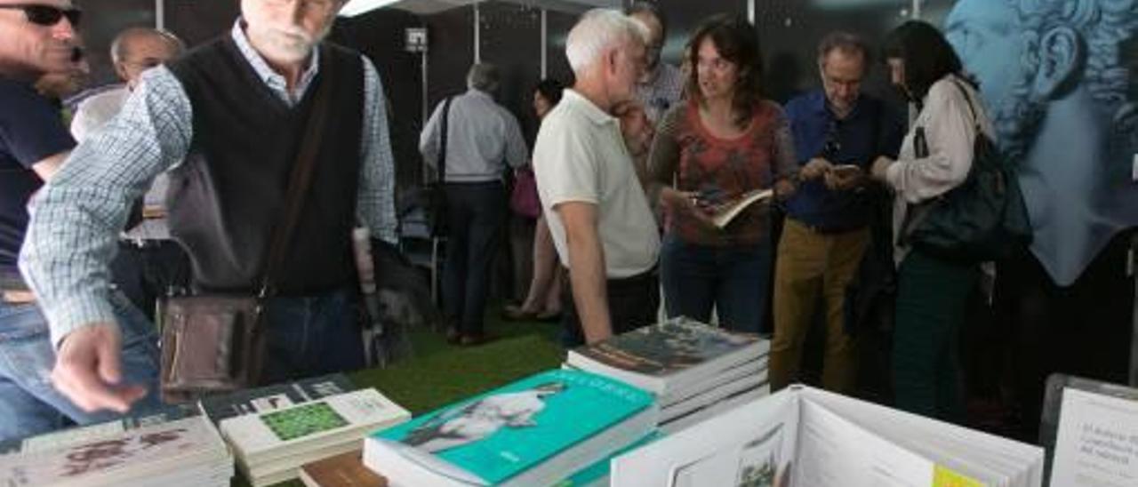 Imagen del encuentro cultural de los IDECO&#039;s ayer en la Feria del Libro de Alicante.