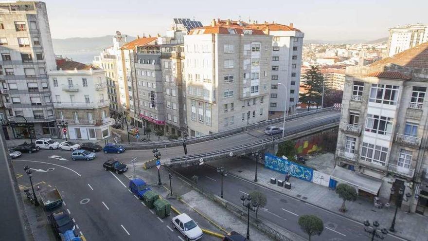 Puente que conecta Lepanto con la autopista, el último vestigio del antiguo &quot;scalextric&quot;. // R. Grobas