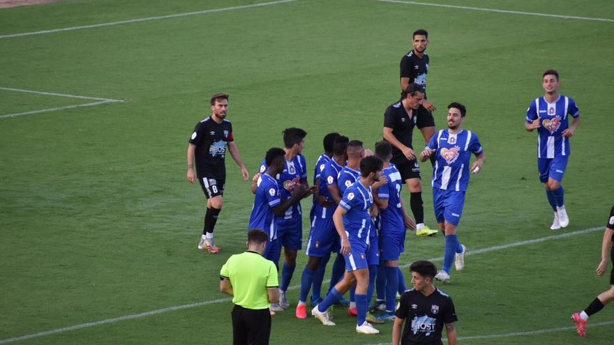 El Lorca Deportiva celebra uno de los goles de Losada