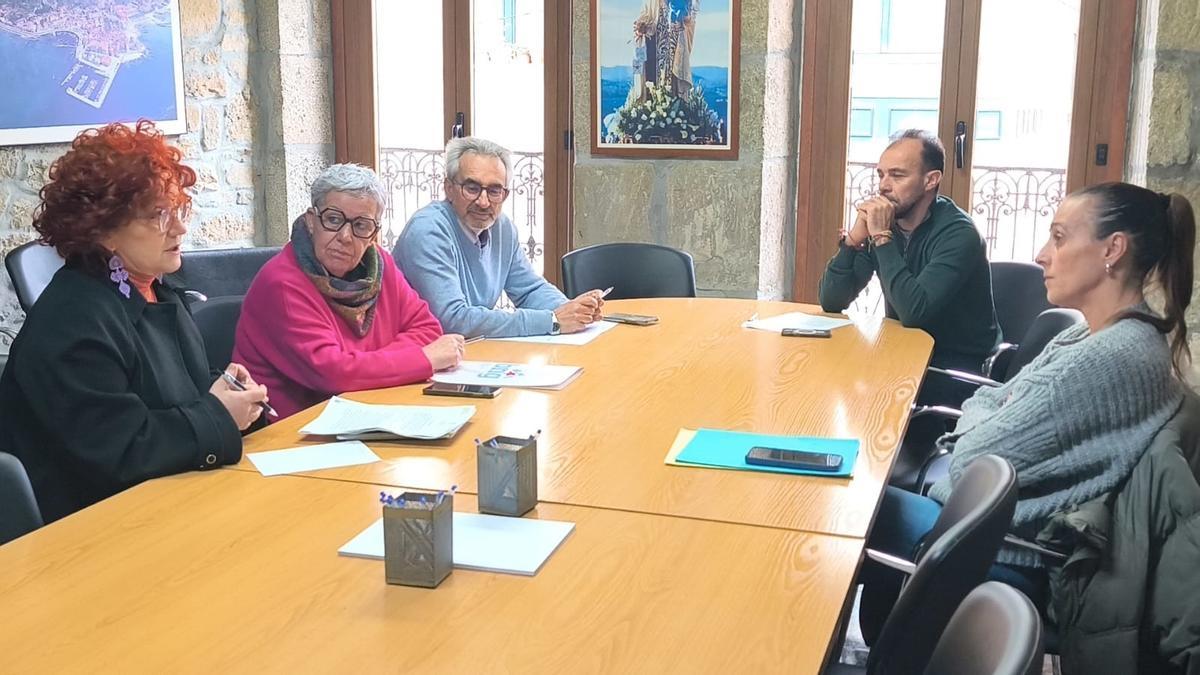 La diputada Montse Prado y concejales del BNG con responsables de la Cofradía de Carril.