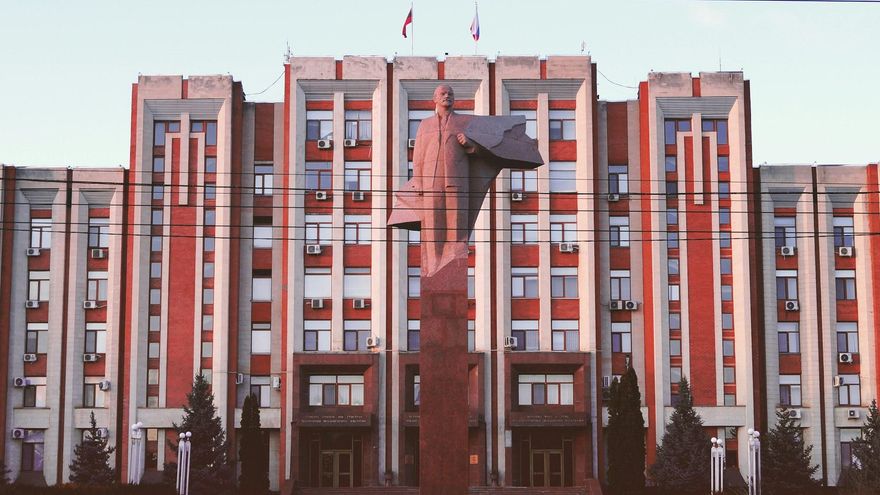El Parlamento de Transnistria, con la estatua de Lenin al frente.