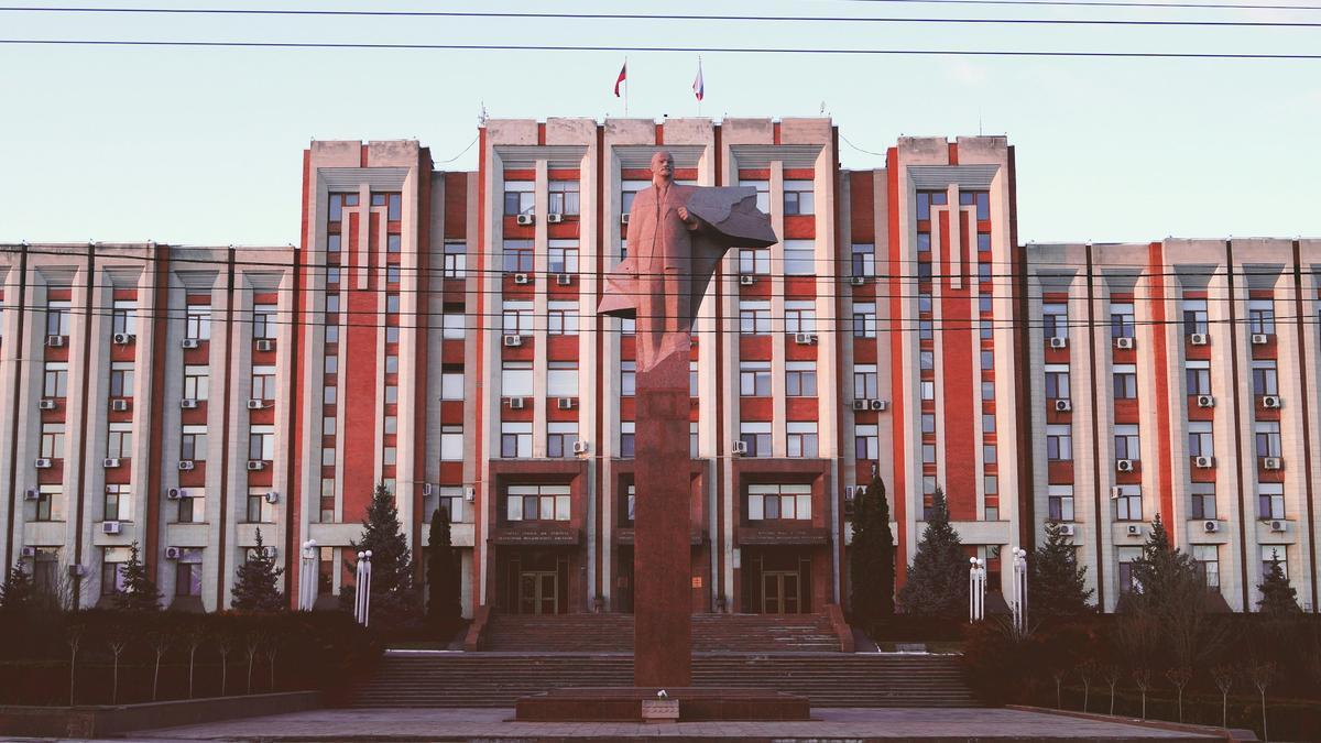 El Parlamento de Transnistria, con la estatua de Lenin al frente.