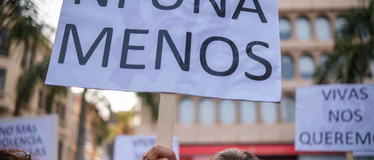 Una mujer sostiene una pancarta para denunciar la violencia machista en una manifestación en Tenerife.