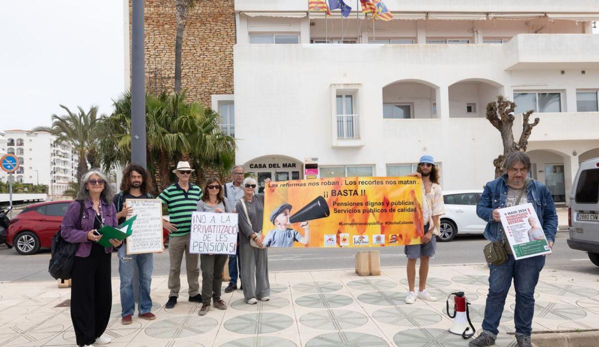 Los manifestantes durante la concentración delante de la Casa del Mar. | VICENT MARÍ