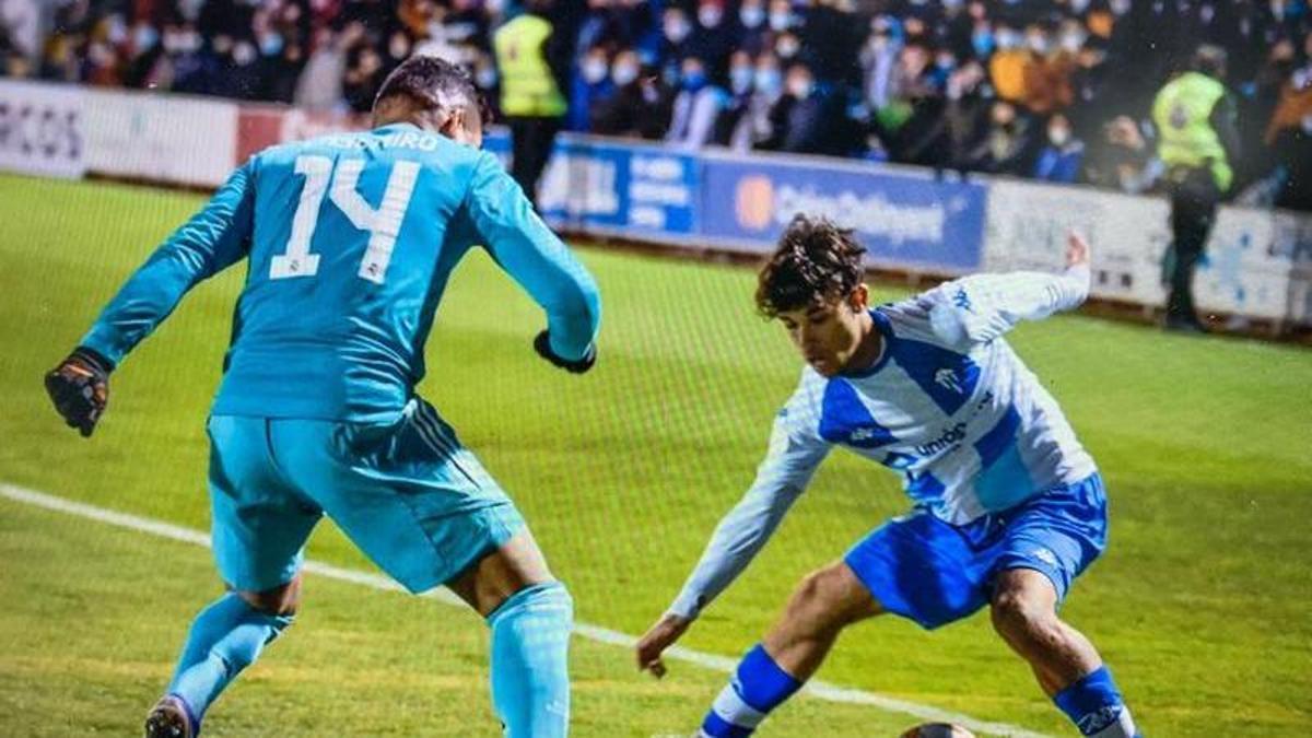 Víctor Revert, ante Casemiro, en el partido de Copa que enfrentó al Alcoyano con el Real Madrid.