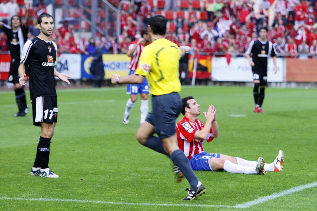 Teixeira Vitienes assenyala el punt de penal per la falta d'Albiol a Juanma