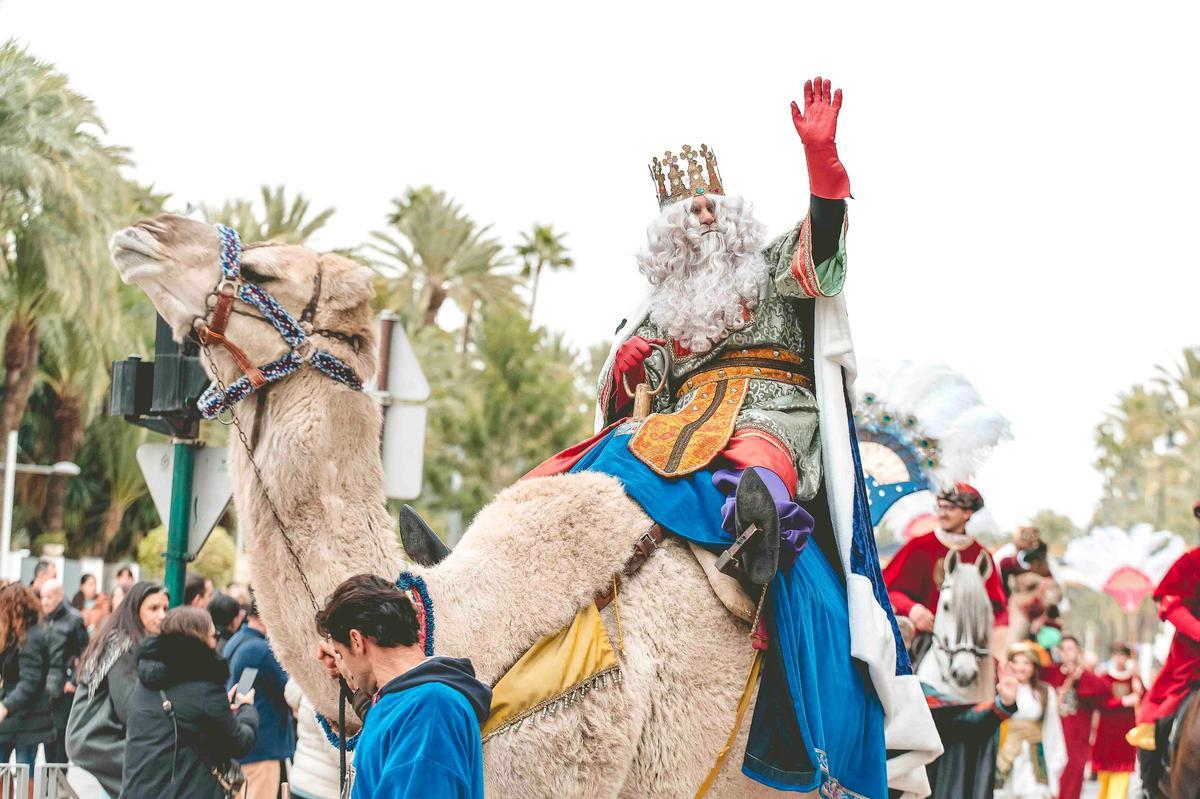Los Reyes Magos llegan en dromedario a Elche