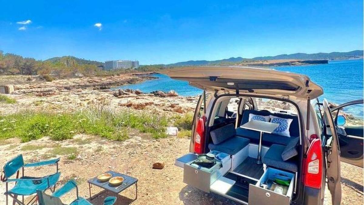 Una furgoneta camperizada lista para funcionar como alojamiento turístico