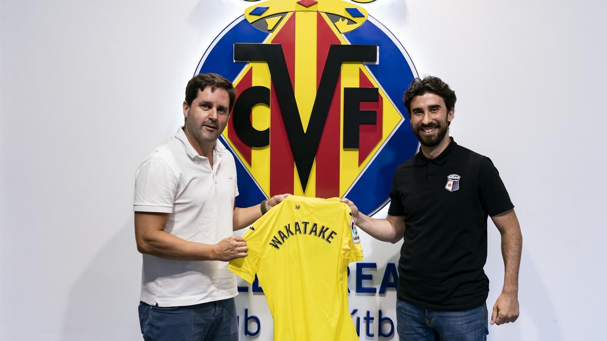 Juan Antón (i), director del Departamento Internacional del Villarreal CF, junto a Joel Santos, director de Wakatake Group España.