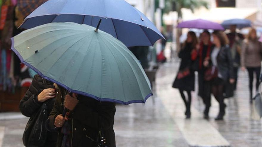La lluvia vuelve a Málaga y las temperaturas se desploman