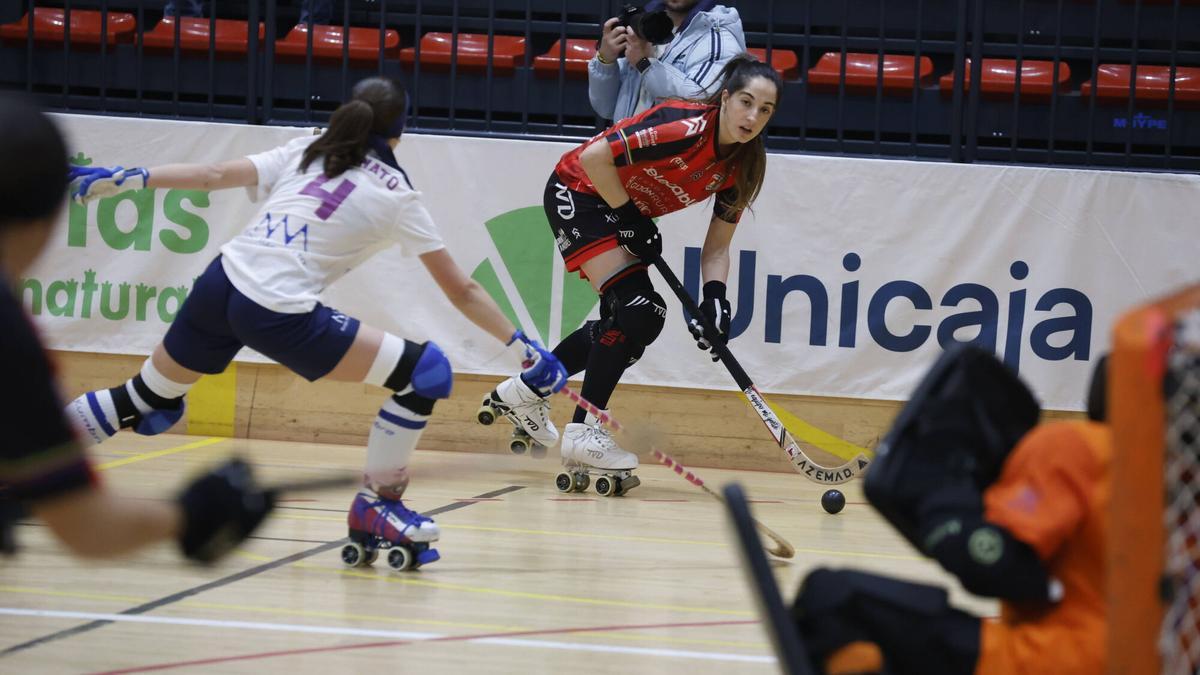 Nuria Almeida junto a su rival en un acción del partido ante el Trissino, hoy en Mata Jove