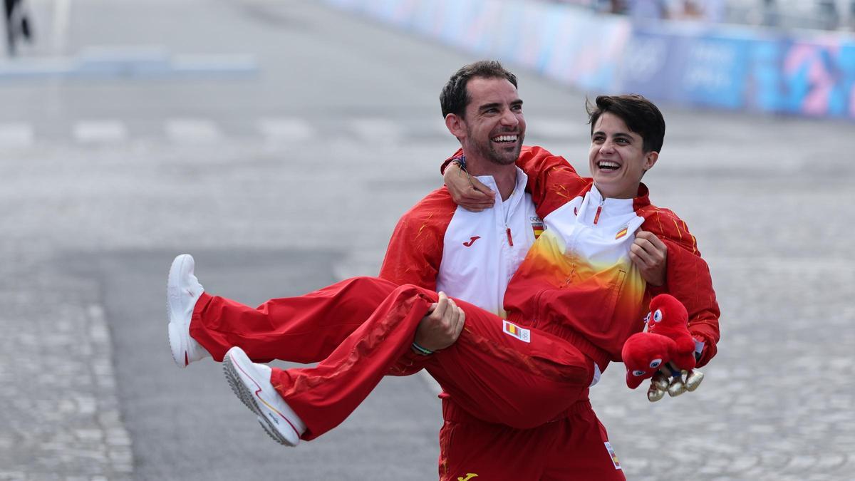 Los atletas españoles Álvaro Martín y María Pérez celebran tras ganar el oro en la prueba de maratón mixto de marcha de los Juegos Olímpicos de París 2024