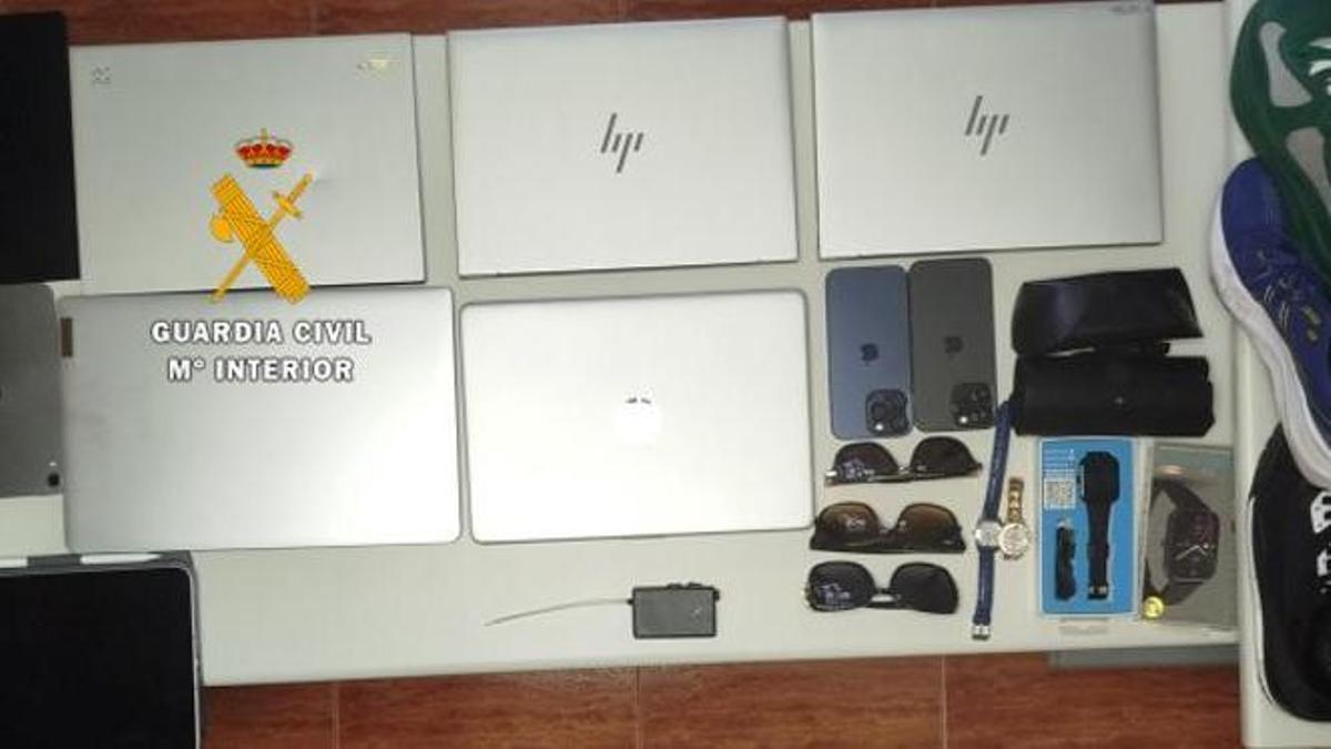 Tablets, ordenadores, móviles, gafas de sol, relojes, zapatillas... robadas por los detenidos, además de uno de los inhibidores usados por la banda.